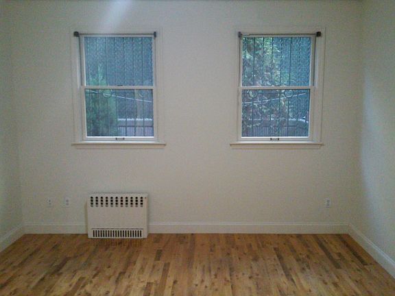 4th image of 207 Meserole Ave