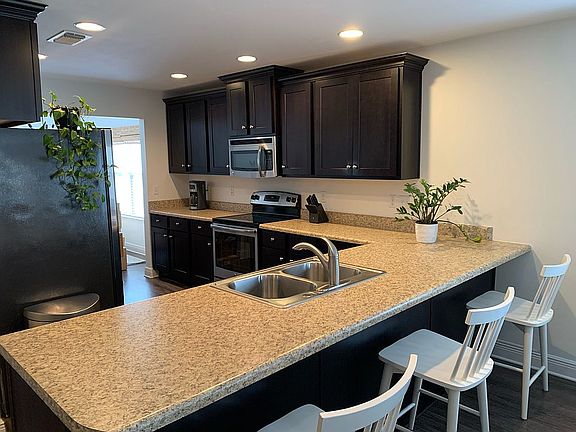 3rd image of 10537 Roundhill Dr