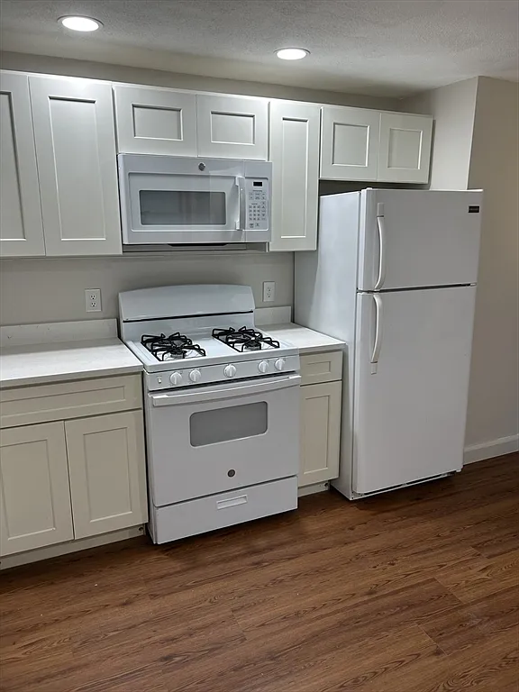 2 bed, 1.0 bath, 700 sqft, $2,200 — Photo 3
