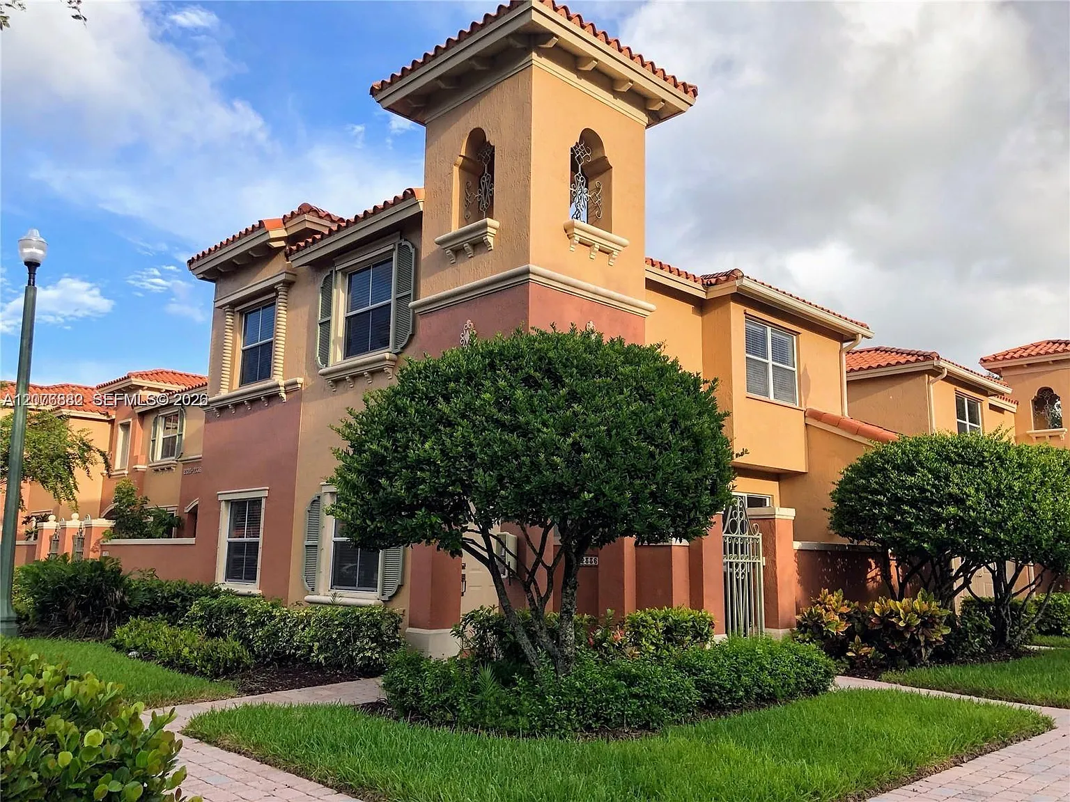 3 bed, 2.5 bath, 1400 sqft, $2,700 — Photo 3