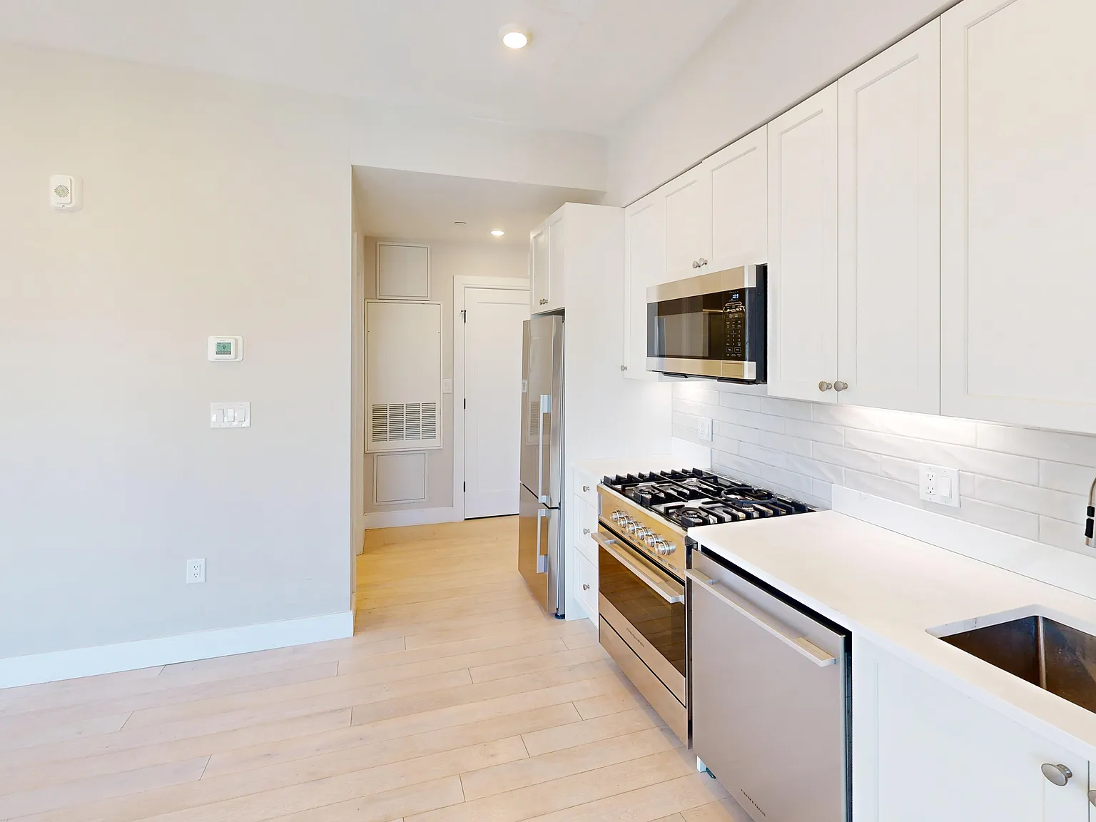 2 bed, 875 sqft, $3,750 — Photo 2