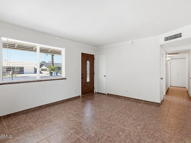 250 E Park Ave — Photo 5