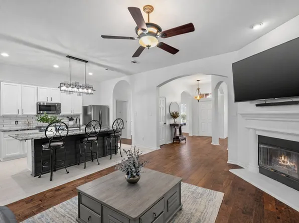 1011 Diane St, Aubrey, TX 76227