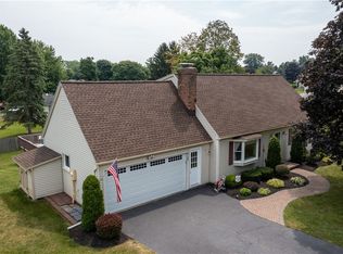 6160 Doe Haven Dr, Farmington, NY 14425