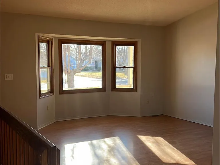 2114 N Sunridge St — Photo 2