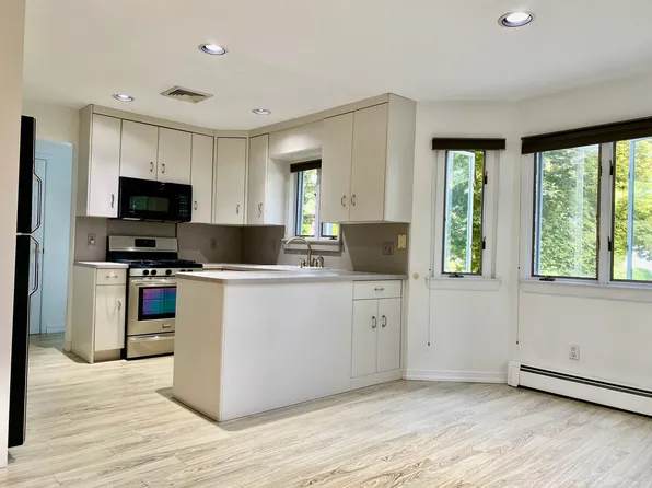 21 Fairway Dr, South Setauket, NY 11720