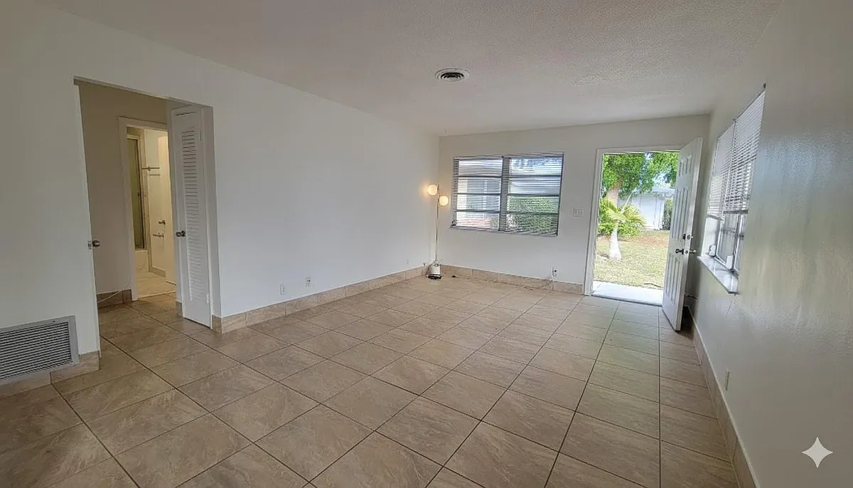 Building Photo - 1821 NE 56th St #1
