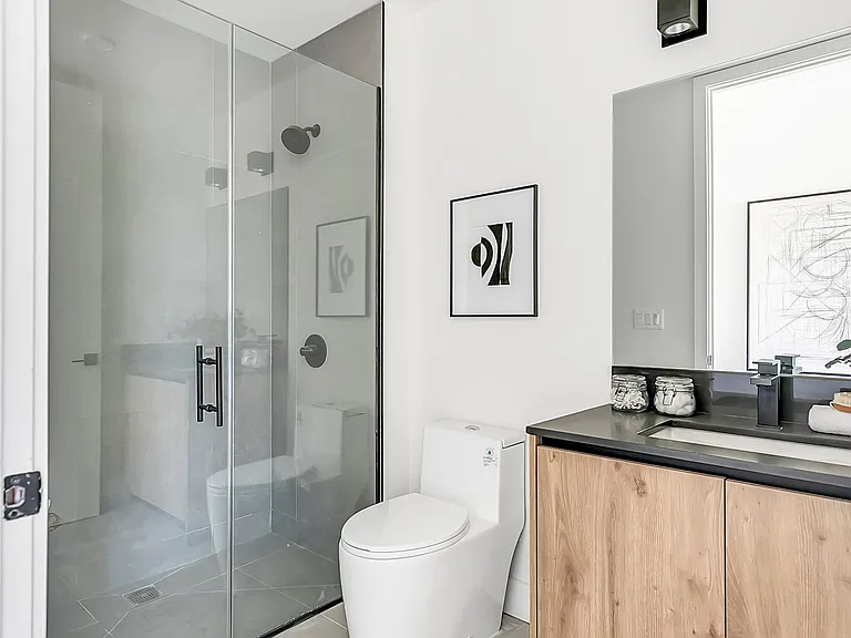 14755 Burbank Blvd — Photo 17