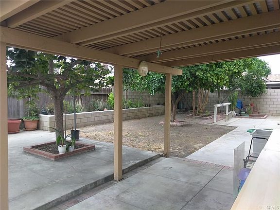 5th image of 410 W Columbine Ave