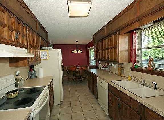 5th image of 2805 E Oakridge St