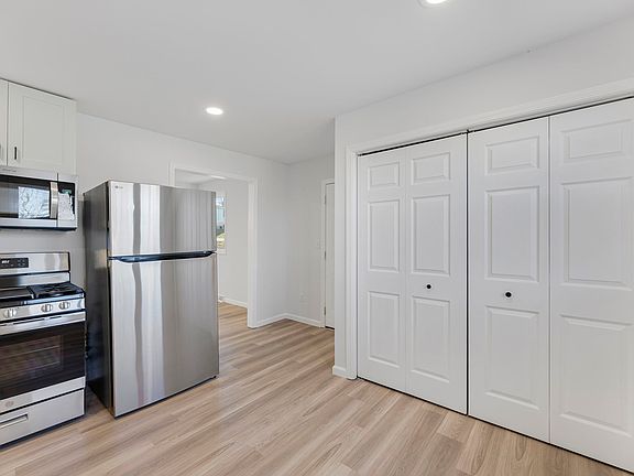 4th image of 606 E 164th Ter APT B
