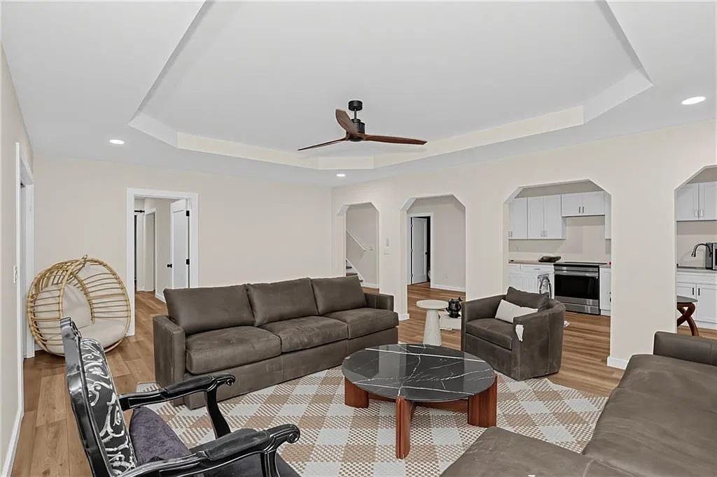 4 bed, 2.5 bath, 3185 sqft, $6,540 — Photo 4