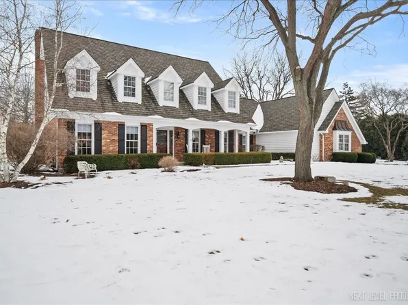 730 Persimmon Dr, Saint Charles, IL 60174