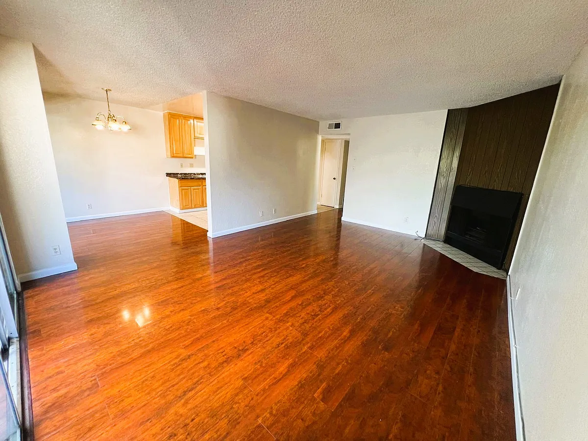 livingroom/dining - 38679 Hastings St #4