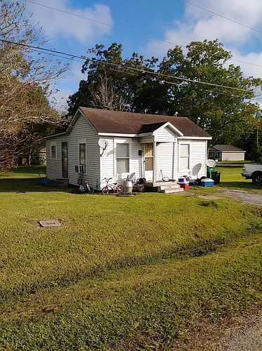 608 W Cedar St Photo 1