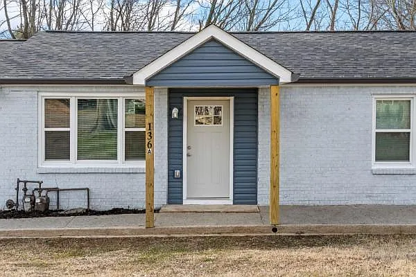 136 W Rossview Rd #A