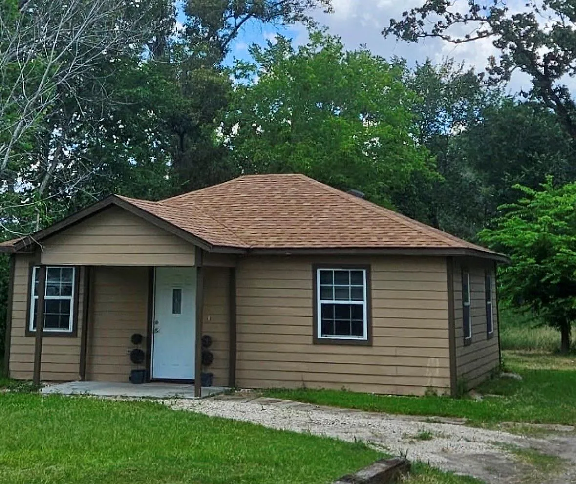 2 bed, 1.0 bath, 882 sqft, $1,350 — Photo 1