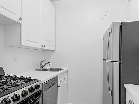 5th image of 215 E 68th St APT 17Q