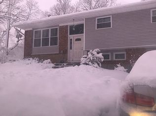 10 Hollywood Dr, Smithtown, NY 11787