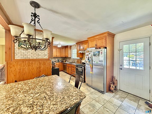 4th image of 406 Lakeside Drive