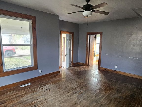 4th image of 209 W Carr Ave