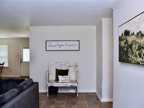 4th image of 235 Elaine Rd