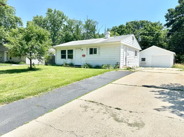 63 Sparrow Rd, Carpentersville, IL 60110