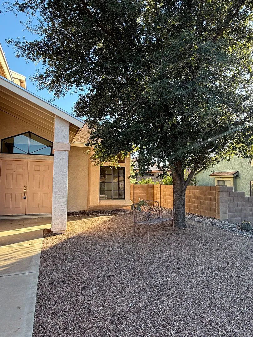 Beautiful 4-Bedroom Home With Mountain Views! — Photo 2