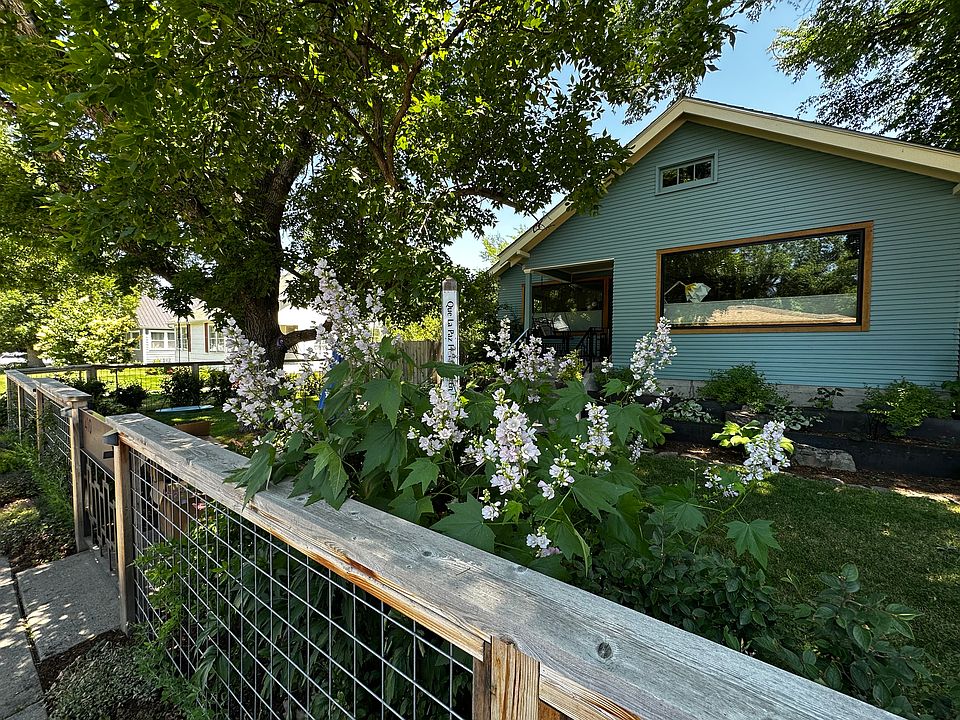 Bright garden-level home with sauna, dedicated office & modern finishes