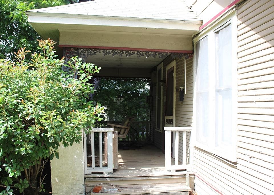 2nd image of 626 Dunn St