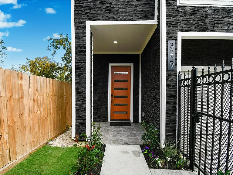 3229 Tuam St — Photo 5
