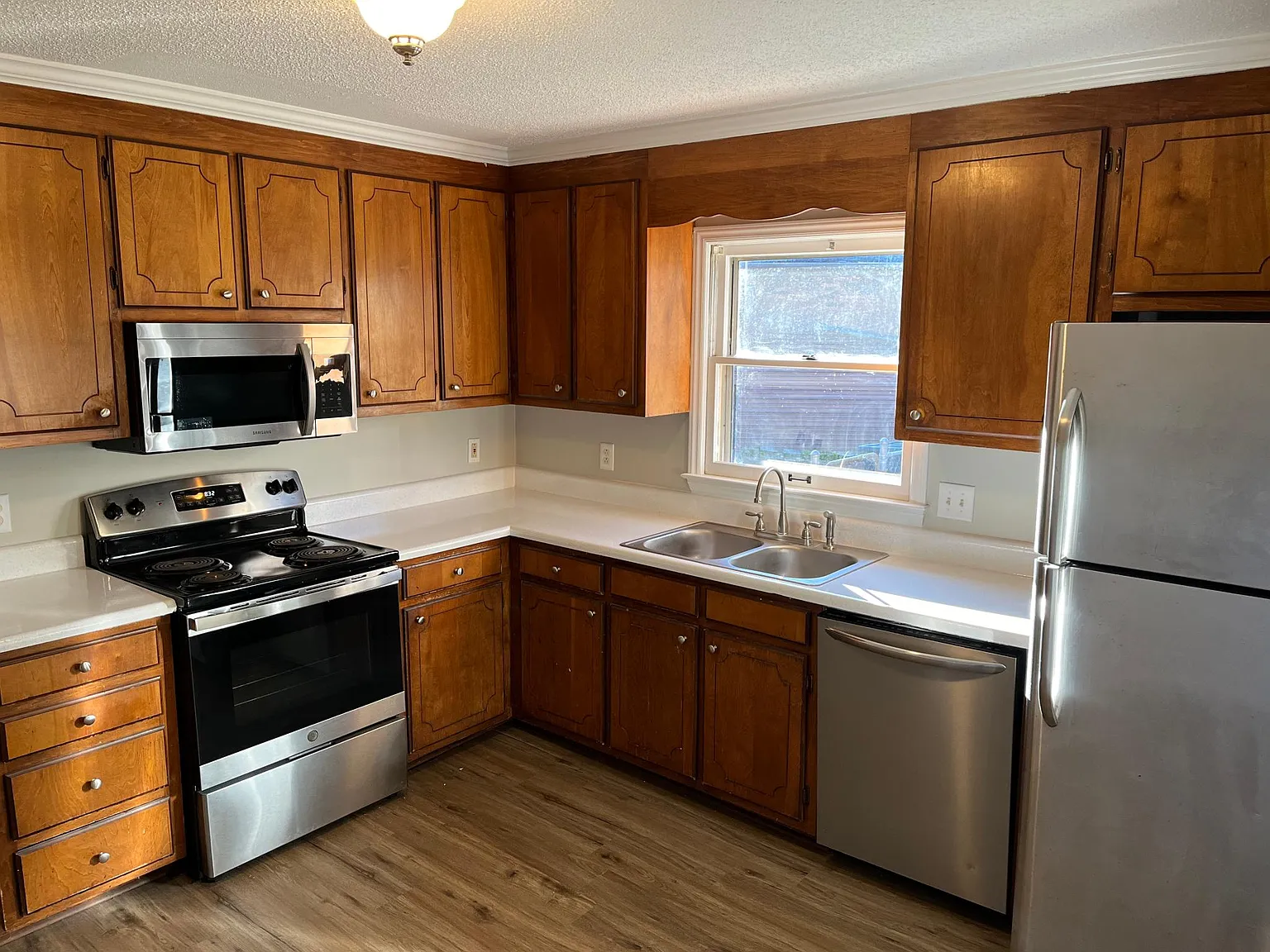 915 Prince Ln — Photo 4