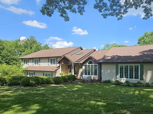 1 Hill St, Dallas, PA 18612