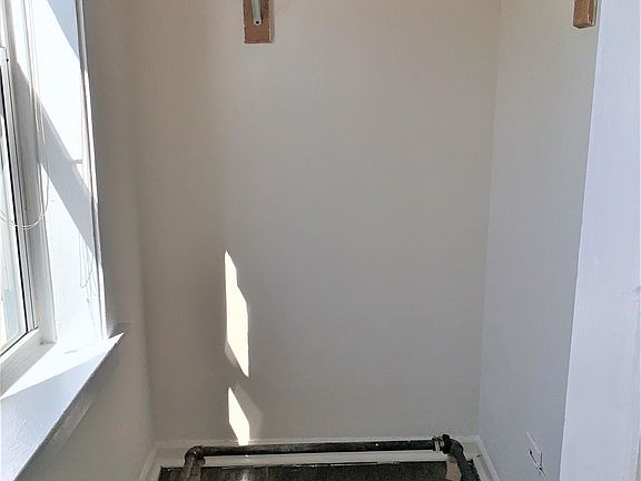 5th image of 4004 N Kenmore Ave APT 1S