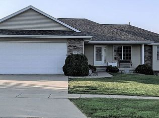 445 Prairie View Cir, Fairfax, IA 52228