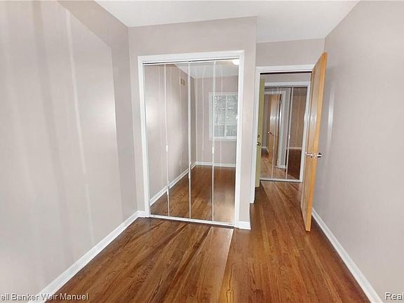 5th image of 1040 Chapin Ave