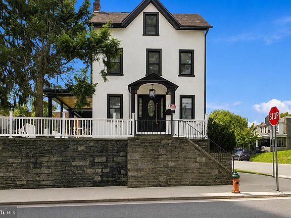 3rd image of 1542 Haines St