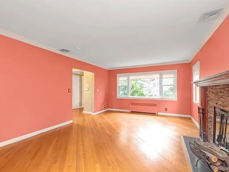 709 Carlyle St — Photo 6