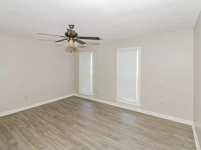 476 Griffon Dr — Photo 12