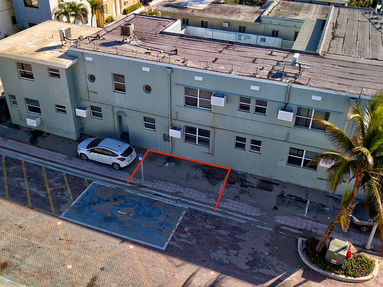 1901 N Surf Rd — Photo 2