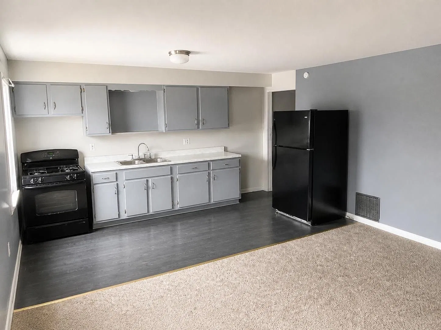 Bright and Spacious 1-Bed, 1-Bath Apartment in Prime Location — Photo 3