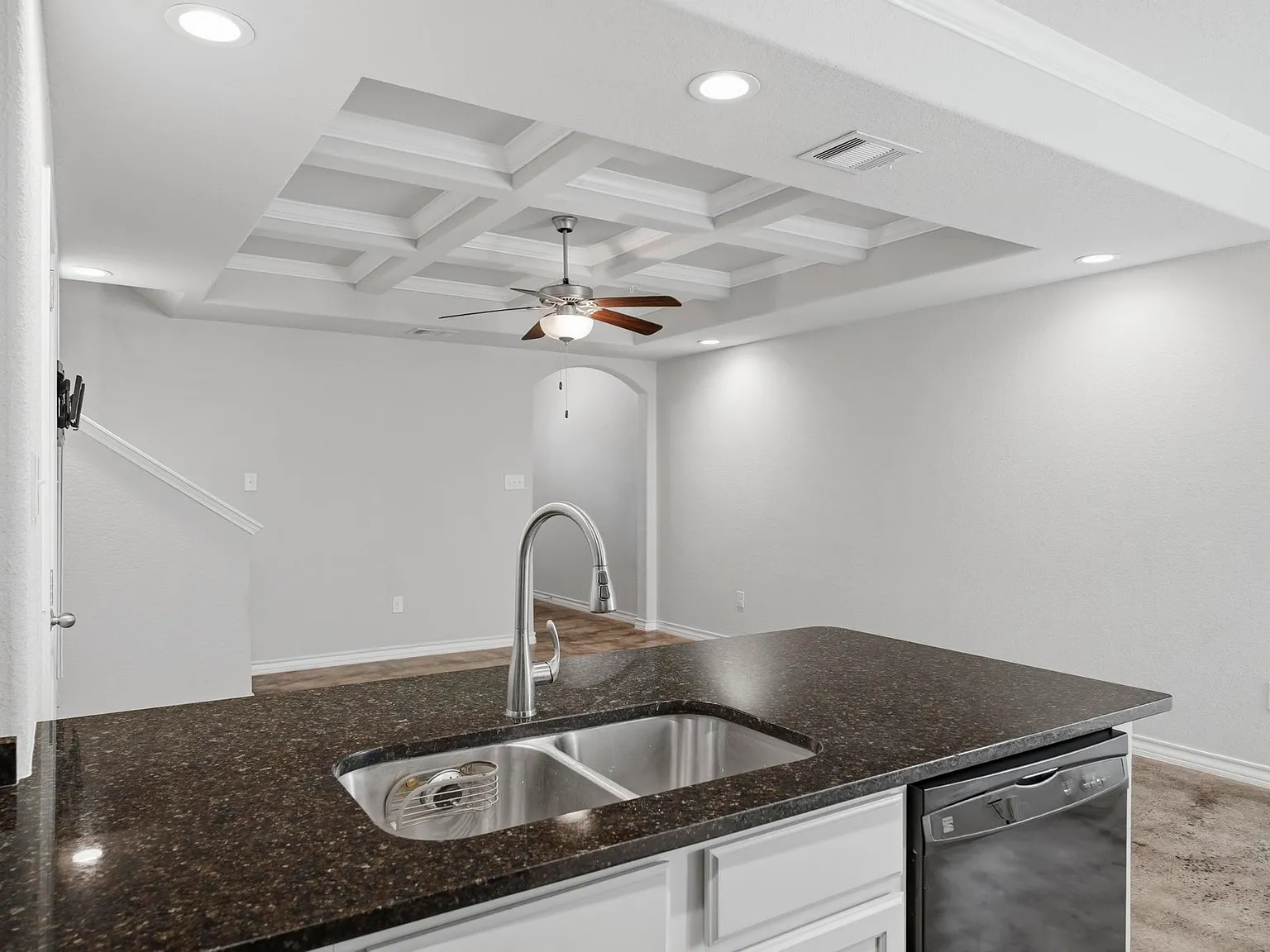 3 bed, 2.5 bath, 1250 sqft, $1,400 — Photo 3