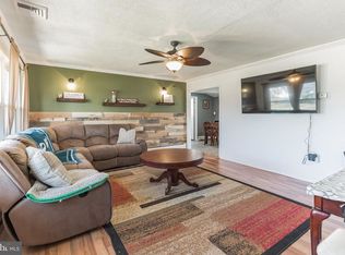 40 Iris Rd, Levittown, PA 19057