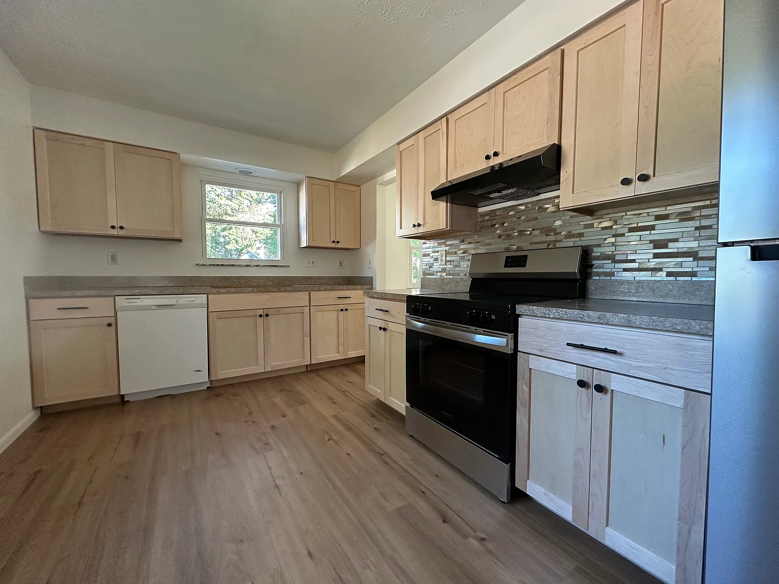 3 bed, 1.5 bath, 1254 sqft, $1,750 — Photo 2