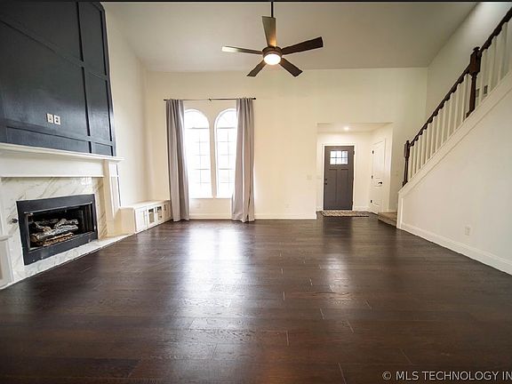 3rd image of 207 N Valley Dr