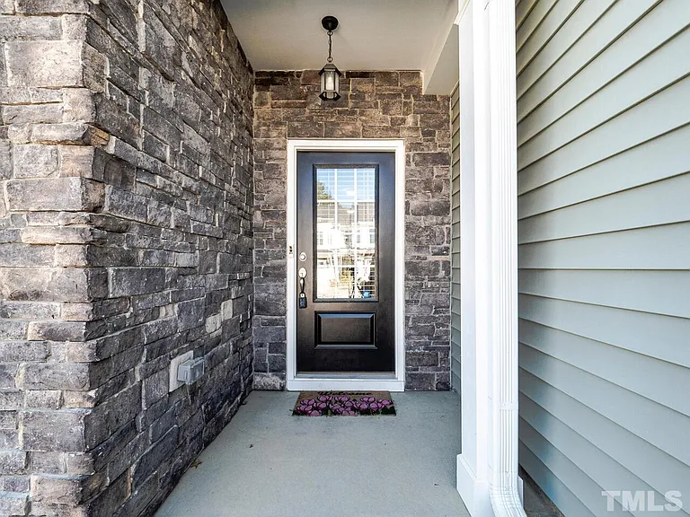 560 Barneswyck Dr — Photo 2