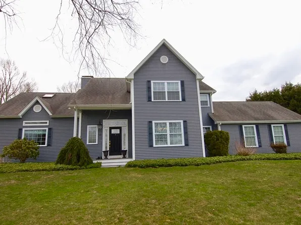 18 Twin Ponds Dr, Dartmouth, MA 02748