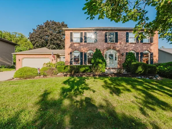 4 Inverness Dr, Bloomington, IL 61701