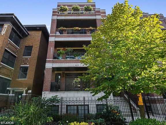 2nd image of 625 W Buckingham Pl APT 4
