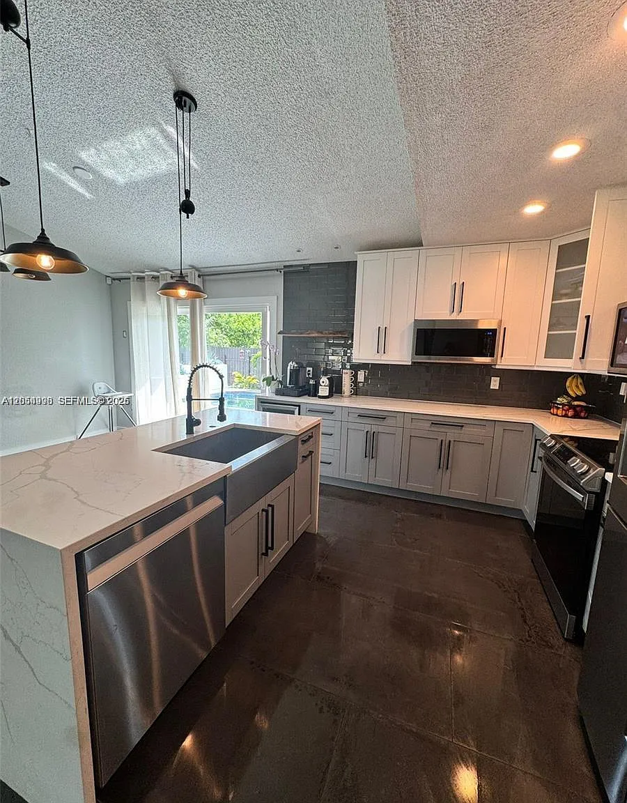 4 bed, 3.0 bath, $3,500 — Photo 2
